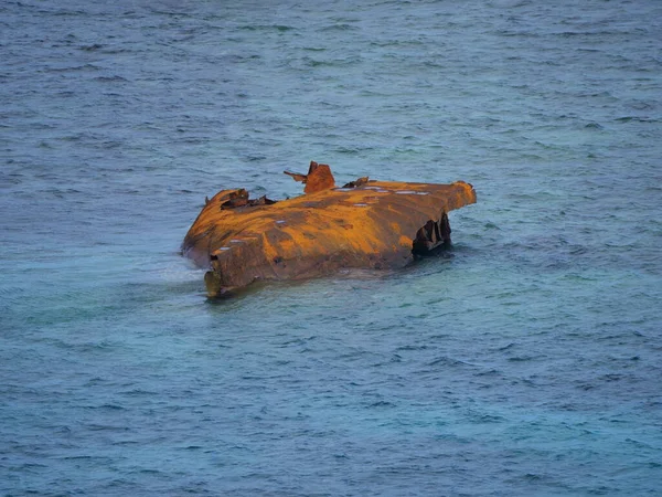 Okinawa Japón Octubre 2020 Barco Varado Roto Largo Iguana Rock — Foto de Stock