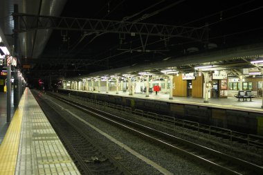 Kyoto, Japonya-16 Ekim 2020: Sabahın erken saatlerinde JR Kyoto istasyonunda platform