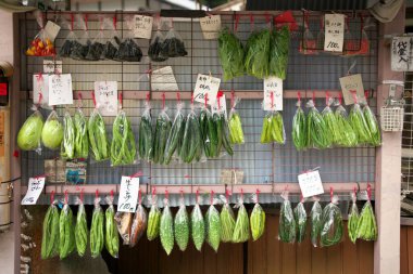 Kyoto, Japonya-11 Ekim 2020: Sahipsiz veya self-servis açık hava sebze dükkanı. Fiyat malların yanında gösterilir.