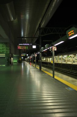Kyoto, Japonya-16 Ekim 2020: Sabahın erken saatlerinde JR Kyoto istasyonunda platform