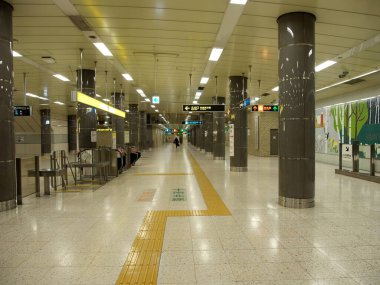 Hokkaido, Japonya-10 Kasım 2020: Sapporo Metro İstasyonu Platformu