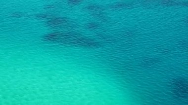 Okinawa, Japonya-29 Ekim 2020: Irabujima Adası 'ndaki Shiratori Burnu yakınlarındaki Emerald renk denizi