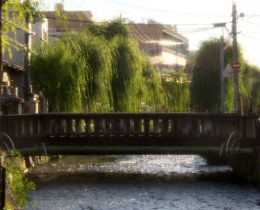 Kyoto, Japonya-23 Kasım 2020: Kyoto 'daki Higashiyama istasyonu yakınlarındaki Shirakawa nehri üzerinde bir köprü