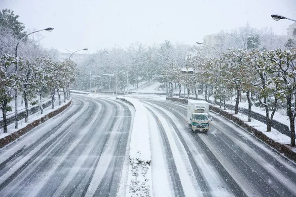 Tokio Japón Marzo 2020 Camión Carga Nieve Cubriendo Carretera Las — Foto de Stock