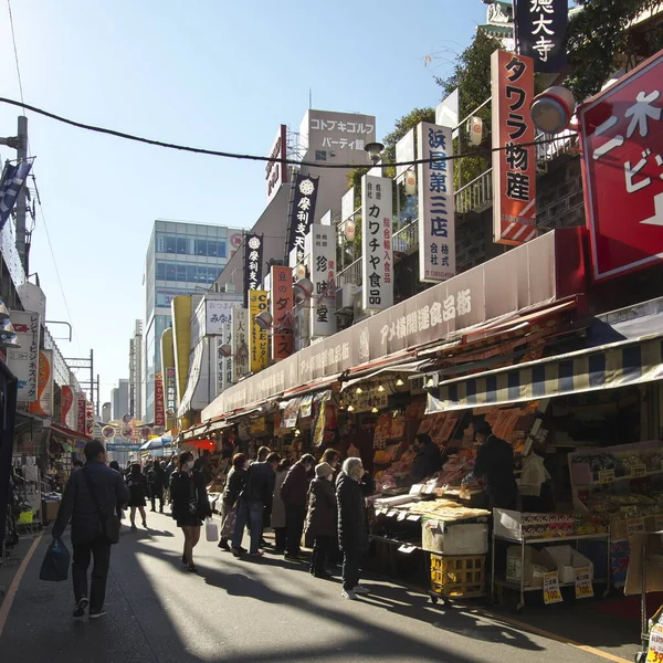 2020年12月25日東京都御徒町の魚介類専門店 アメ横 — ストック写真