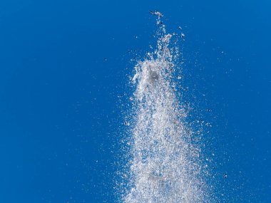 Tokyo, Japonya-2 Ocak 2021: Mavi gökyüzüne su sıçraması