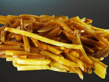 Tokyo, Japonya-25 Ocak 2021: Imokenpi 'ye yakın çekim, siyah zemin üzerinde kızarmış patates çubuğu.