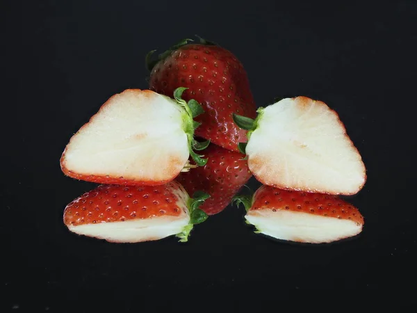 2021 배경으로 일본의 딸기의 단면을 클로즈업 — 스톡 사진