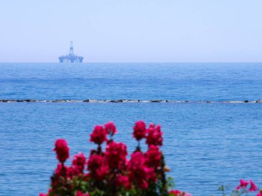 Limasol, Kıbrıs Rum Kesimi - 5 Mayıs 2015: Limasol, Kıbrıs yakınlarındaki Offshore Oil platformu