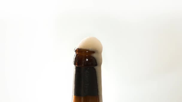 2021年2月11日 日本东京 泡沫从啤酒瓶里冒了出来 — 图库视频影像