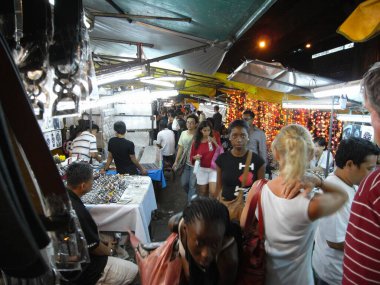 Bangkok, Tayland-15 Kasım 2008: Prenses Galyani 'nin yakıldığı gün Phat Pong Caddesi ve Silom Caddesi' ndeki sokak satıcıları.