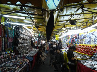 Bangkok, Tayland-15 Kasım 2008: Prenses Galyani 'nin yakıldığı gün Phat Pong Caddesi ve Silom Caddesi' ndeki sokak satıcıları.