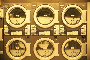 Tokyo, Japonya-13 Şubat 2021: Sessiz madeni para çamaşırları ya da gece kendi kendine yıkanan çamaşırlar