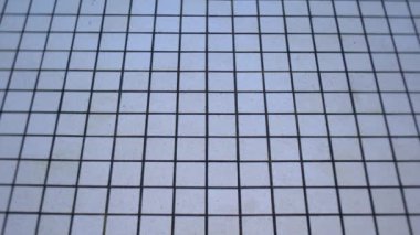 Tokyo, Japonya-26 Şubat 2021: Su havuzu yüzeyinde küçük dalgalanmalar