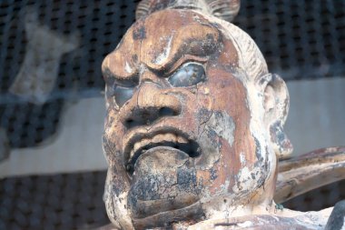 Nara, Japonya-Kasım 16, 2020: Japonya 'nın Nara kentindeki Taimadera tapınağındaki Nio heykeli Deva Kralları' nın tahta heykelinin içine yuva yapmış bal arıları.