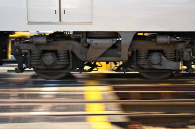 Nara, Japonya-14 Ekim 2020: Japonya, Nara 'da demiryolu geçidini geçen bir düşman uçağı.