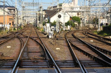 Nara, Japonya-14 Ekim 2020: Japonya 'nın Nara kentindeki Yamato-Saidaiji istasyonu yakınlarındaki tren rayları