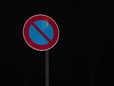 Tokyo, Japonya-5 Mart 2021: Geceleri Japonya 'ya ait park işareti yok