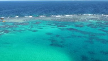 Okinawa, Japonya-29 Ekim 2020: Irabujima Adası 'ndaki Shiratori Burnu yakınlarındaki Emerald renk denizi