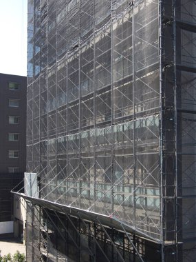 Tokyo, Japonya-10 Mart 2021: Tamir halindeki bir binanın güvenlik ağı