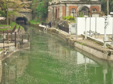 Kyoto, Japonya-2 Nisan 2021: Biwako Sokui 'deki su pompalama tesisi veya Kyoto, Japonya' daki Biwa Gölü Kanalı