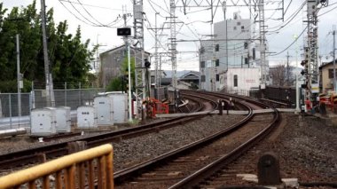 Kyoto, Japonya-3 Nisan 2021: Keihan Elektrik Demiryolu 'ndan geçen Sınırlı Ekspres Tren Sabah Iwashimizu-hachimangu istasyonundan geçiyor