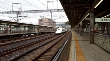 Kanagawa, Japonya-5 Nisan 2021: JR Shinkansen Treni, Nozomi, Odawara istasyonunu geçiyor