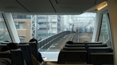 Kanagawa, Japonya-5 Nisan 2021: Odakyu Romancecar 'ın ön vagonundan Kanagawa Valiliği manzarası