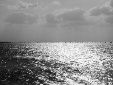 Okinawa, Japonya-30 Ekim 2020: Miyako Shimojishima Havalimanı 'nın Yaklaşım Işıklandırma Sistemi Okinawa, Japonya