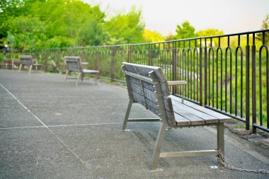 Tokyo, Japonya-23 Nisan 2021: Bir tepede boş bir bank