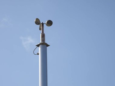 Tokyo, Japonya-30 Nisan 2021: Mavi gökyüzü arka planında bir anemometre