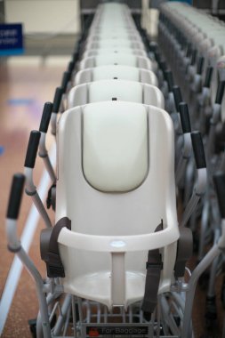 Tokyo, Japonya - 20 Mayıs 2021: Tokyo Haneda Uluslararası Havaalanı Terminali 2 bebek arabası havuzu