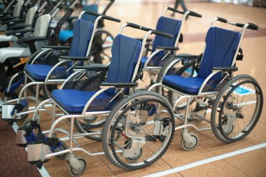 Tokyo, Japonya - 20 Mayıs 2021: Tokyo Haneda Uluslararası Havaalanı Terminali 2 tekerlekli sandalye havuzu