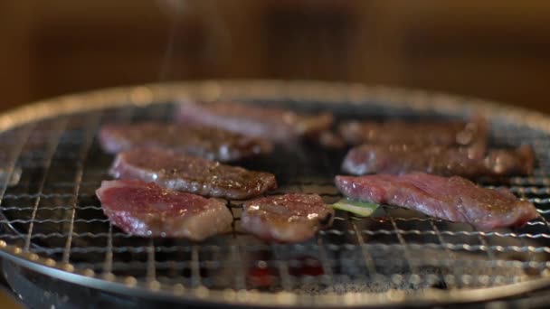 日本冲绳 2021年5月20日 将日本牛肉 横宇石崎牛肉 放在炭火燃烧器上烧烤或烧烤 — 图库视频影像