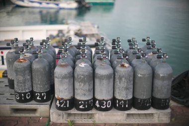 Okinawa, Japonya - 21 Mayıs 2021: Ishigaki Limanı 'ndaki Scuba tankları