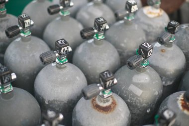 Okinawa, Japonya - 21 Mayıs 2021: Ishigaki Limanı 'ndaki Scuba tankları