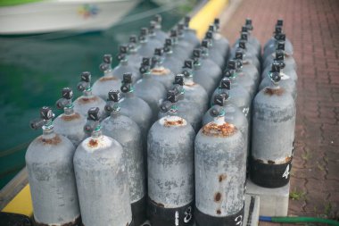 Okinawa, Japonya - 21 Mayıs 2021: Ishigaki Limanı 'ndaki Scuba tankları