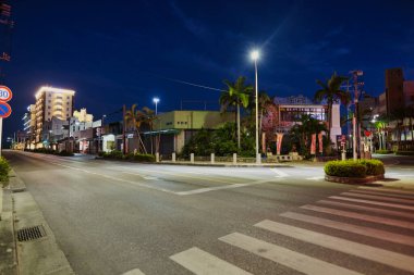 Okinawa, Japonya - 24 Mayıs 2021: Okinawa 'daki Ishigaki adasında şafak vakti çok sessiz 730 kavşağı