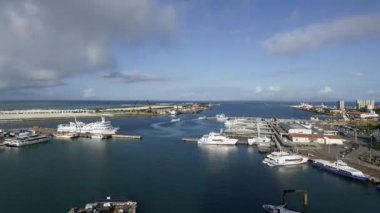 Okinawa, Japonya - 24 Mayıs 2021: Ishigaki limanı, Okinawa, Japonya, sabah 8: 00 sıralarında