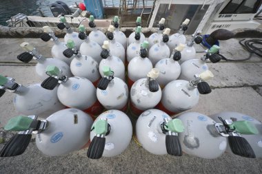 Okinawa, Japonya - 21 Mayıs 2021: Ishigaki Limanı 'ndaki Scuba tankları