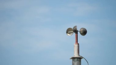 Tokyo, Japonya-7 Haziran 2021: Mavi gökyüzü arka planında bir anemometre