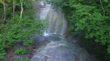 Hokkaido, Japonya - 21 Haziran 2021: Shiretoko Ulusal Parkı 'nda Kamuiwakka Sıcak Şelaleleri