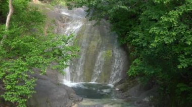 Hokkaido, Japonya - 21 Haziran 2021: Shiretoko Ulusal Parkı 'nda Kamuiwakka Sıcak Şelaleleri