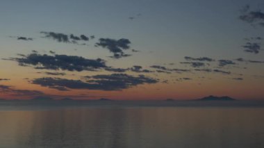 Hokkaido, Japonya - 22 Haziran 2021: (46x çarpı hız) Nemuro boğazında gün doğumu, Hokkaido, Japonya