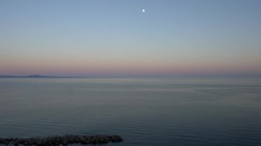Hokkaido, Japonya - 22 Haziran 2021: Rausu, Hokkaido, Japonya 'dan Nemuro boğazı ve Kunashiri adasının görüntüsü