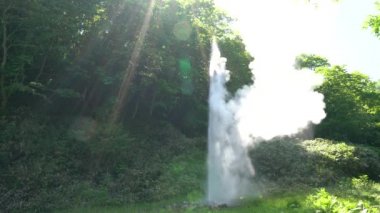 Hokkaido, Japonya - 21 Haziran 2021: Shiretoko, Hokkaido, Japonya 'daki Rausu Geyser' den sıcak su