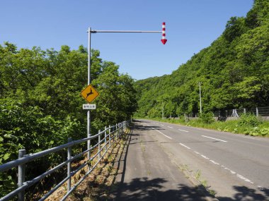 Hokkaido, Japonya - 23 Haziran 2021: Shiretoko, Hokkaido, Japonya 'da Geyik Geçidi İşareti