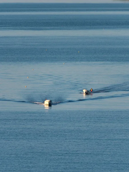 Hokkaido Japan Juni 2021 Två Fiskebåtar Sommarmorgonen Nära Rausu Fiskehamn — Stockfoto