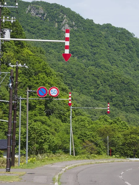 日本北海道 2021年6月22日 在日本北海道大雪季节 红色和白色箭头显示道路肩头 — 图库照片