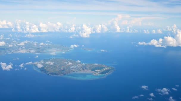 2021年7月11日 沖縄の伊良部島と下地島の空中写真 — ストック動画